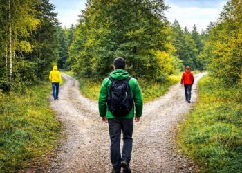 Prieš išsišakojančius kelius trys žmonės - geltonais, žaliais ir raudonais rūbais. Geltonas ir raudonas nuėjo skirtingais keliais, o žalias - renkasi...