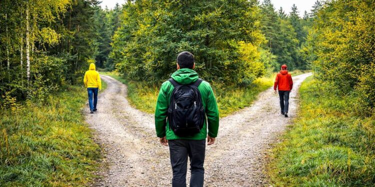 Prieš išsišakojančius kelius trys žmonės - geltonais, žaliais ir raudonais rūbais. Geltonas ir raudonas nuėjo skirtingais keliais, o žalias - renkasi...