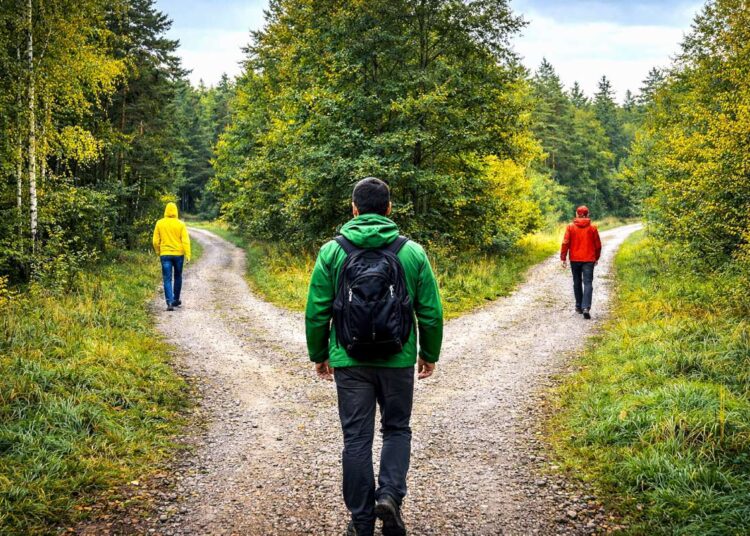 Prieš išsišakojančius kelius trys žmonės - geltonais, žaliais ir raudonais rūbais. Geltonas ir raudonas nuėjo skirtingais keliais, o žalias - renkasi...