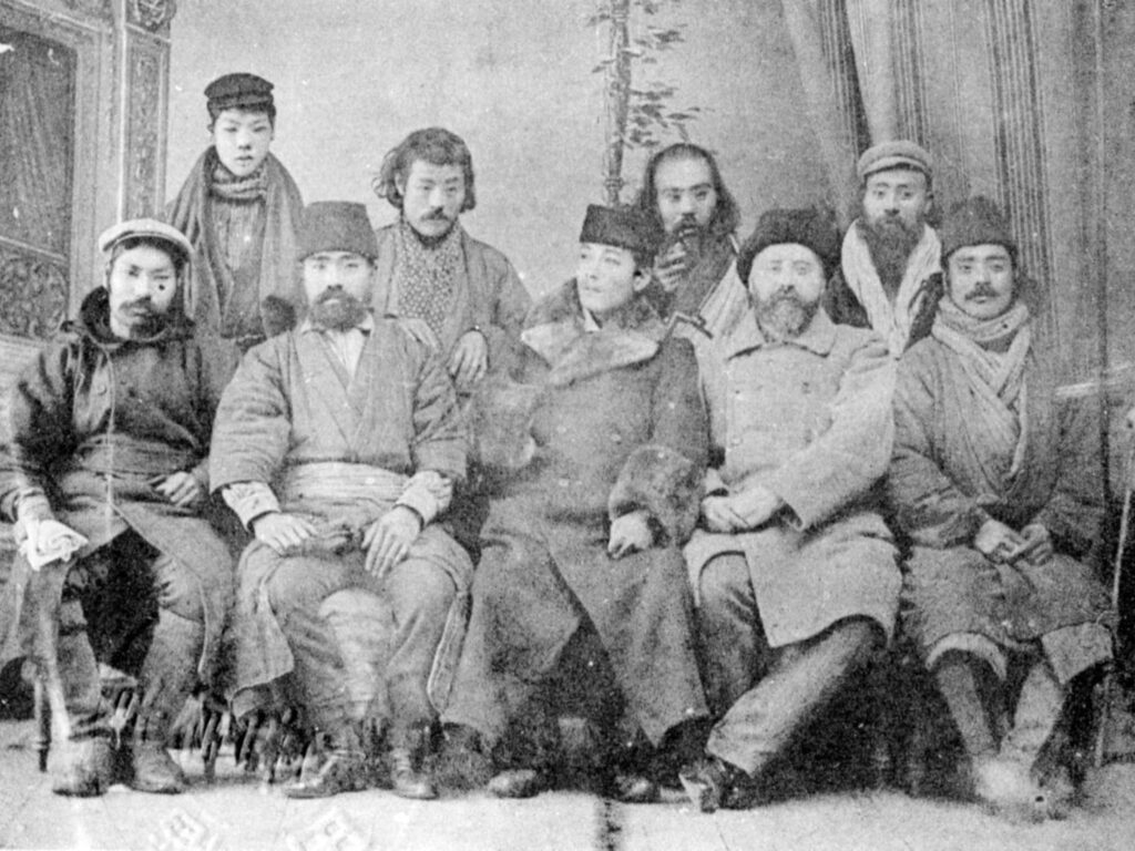 Pirmoje eilėje iš dešinės Tarōji Sentoku, Pilsudskis, Heikičis Satas (Heikichi Satō), Jasunosukis Jamabis (Yasunosuke Yamabe) 