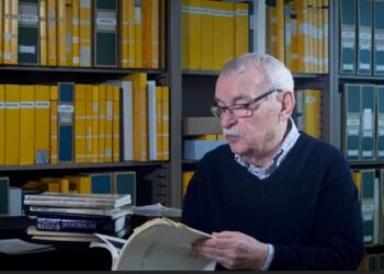 Povilas Žumbakis skaito dokumentus