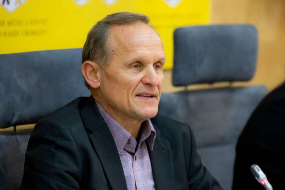 Rimas Jonas Jankūnas kalba Seimo spaudos konferencijoje