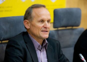 Rimas Jonas Jankūnas kalba Seimo spaudos konferencijoje