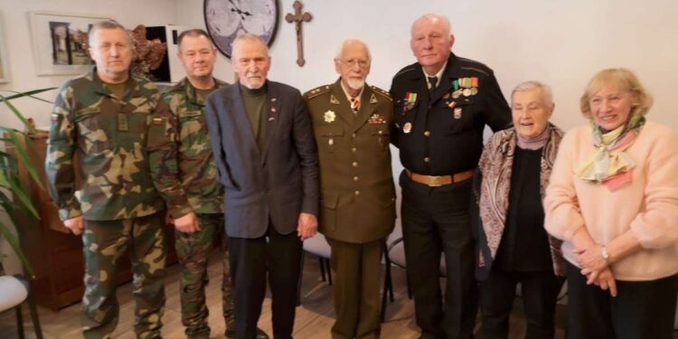 Šaulių rinktinės vadas Vytautas Žymančius ir kuopos vadas Juozas Klimkevičius su atvykusiais į renginį svečiais