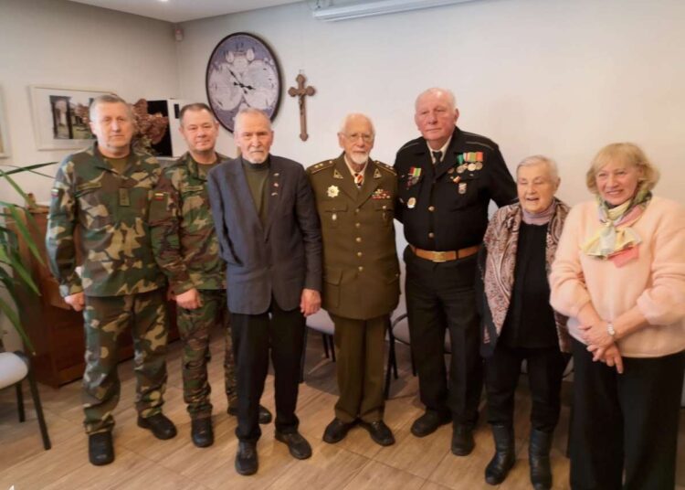 Šaulių rinktinės vadas Vytautas Žymančius ir kuopos vadas Juozas Klimkevičius su atvykusiais į renginį svečiais