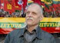 Vytautas Rubavičius mitinge su Lietuvos vėliavomis ir plakatu „Lietuva lietuviams“
