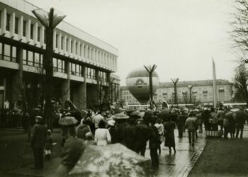 Nepriklausomybės aikštė po 1990 m. kovo 11 d.