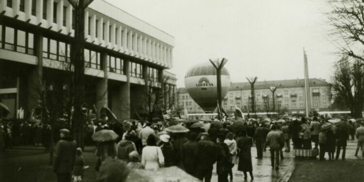 Nepriklausomybės aikštė po 1990 m. kovo 11 d.