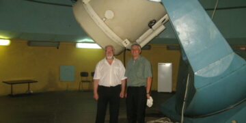 Dr. Ilgmars Eglitis ir Kazimieras Černis prie Šmidto sistemos teleskopo