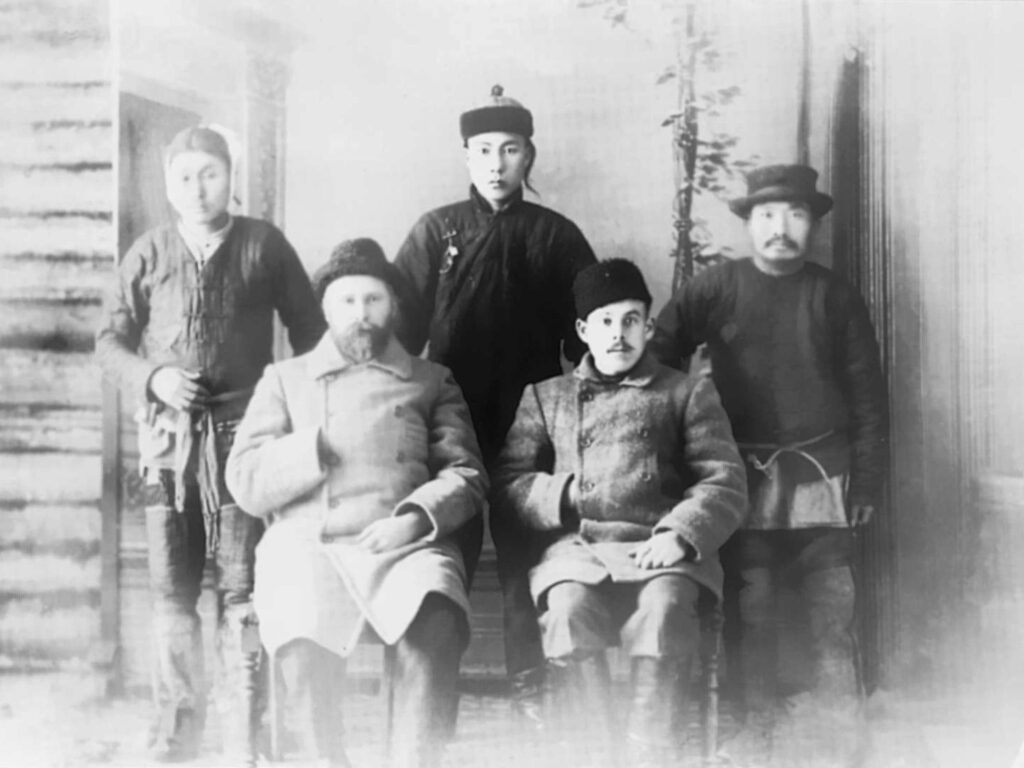  B. Pilsudskis (sėdi kairėje) su olčiais (Azijos tauta) 
