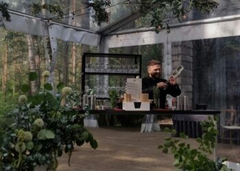 Mobilus baras lietuviškoje šventėje – barmenas aptarnauja svečius jaukioje erdvėje