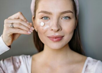 Mergina veidą tepanti kremu