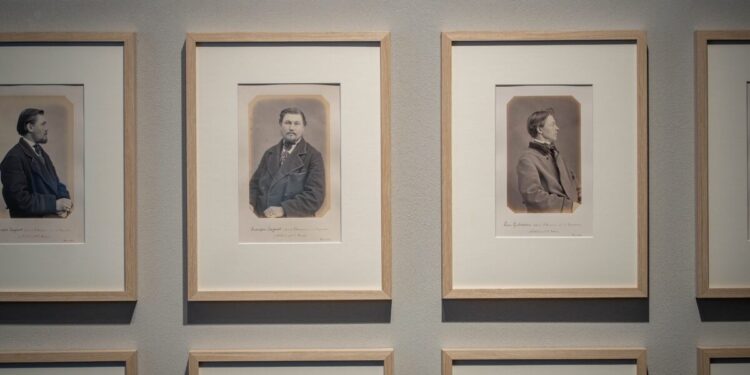 1864 metais Paryžiuje Potteau nufotografavo dvylika jaunų lietuvių