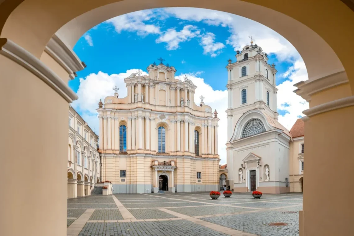Šv. Jonų bažnyčios varpinė vėl atidaroma: lankytojų lauks senamiesčio panorama ir VU skirtas muzikinis kūrinys