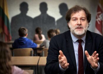 Darius Kuolys, o jam už nugaros mokiniai klasėje prieš politikų šešėlius