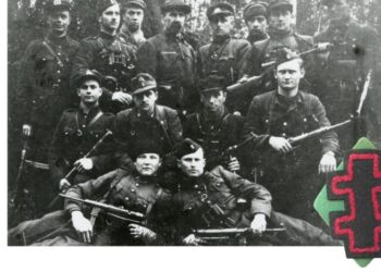 Dainavos apygardos vadovybė. Viduryje stovi ketvirtas iš kairės apygardos vadas D. Jėčys‑Ąžuolis (1947 04)