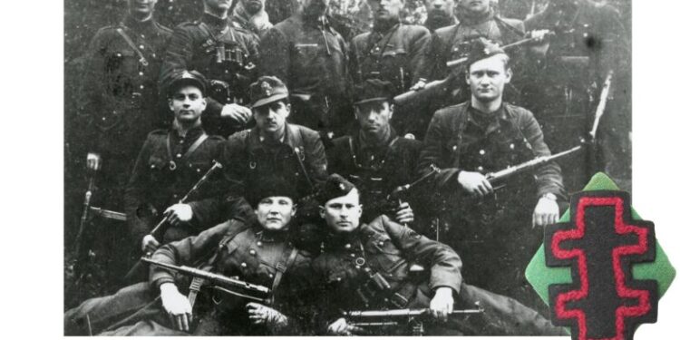 Dainavos apygardos vadovybė. Viduryje stovi ketvirtas iš kairės apygardos vadas D. Jėčys‑Ąžuolis (1947 04)