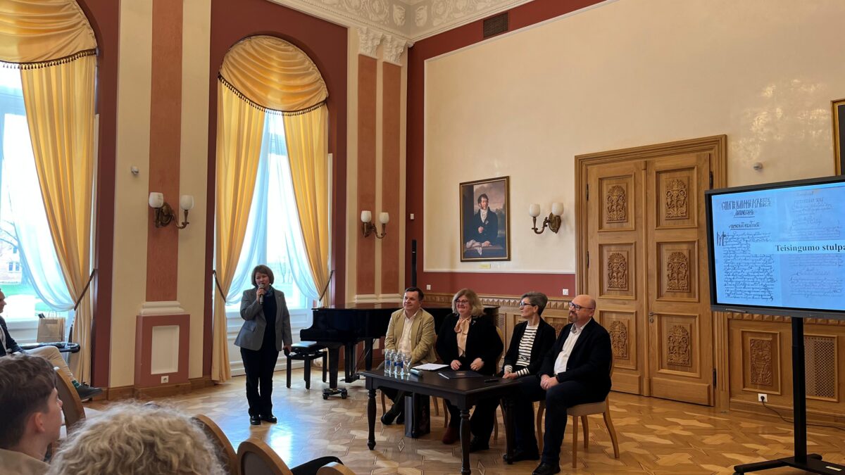 Diskusija „Teisingumo stulpai“ Plungėje, dalyvius pristato dr. Jolanta Skurdauskienė 