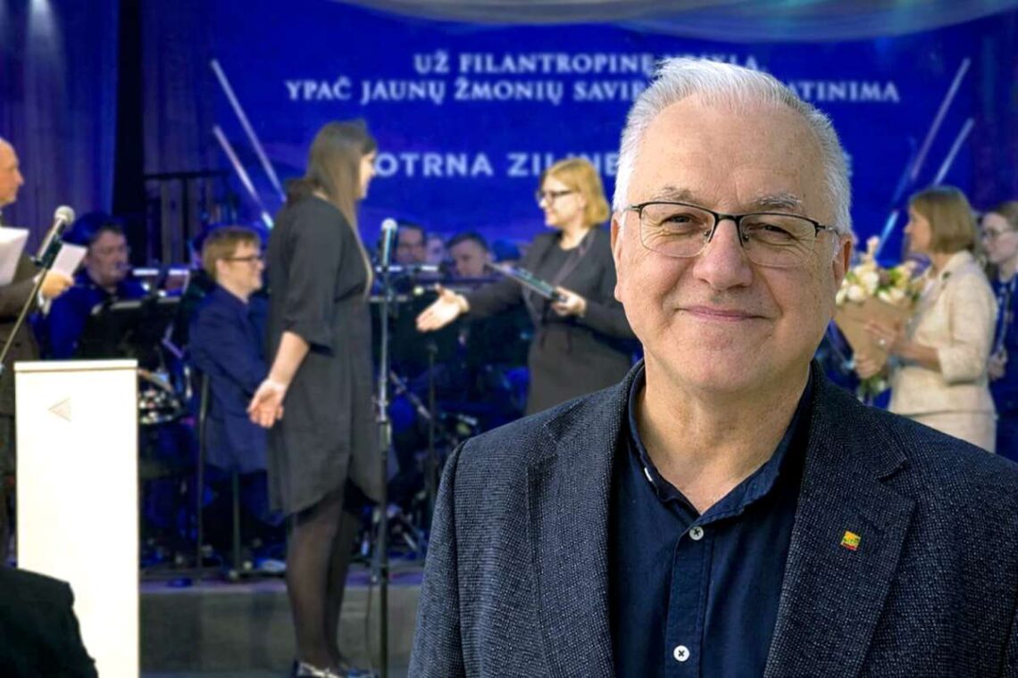 Jonas Vaiškūnas koliaže su apdovanojimų ceremonija, kurioje atsisakoma paspausti ranką