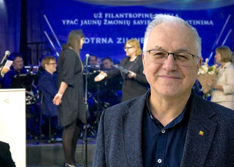 Jonas Vaiškūnas koliaže su apdovanojimų ceremonija, kurioje atsisakoma paspausti ranką