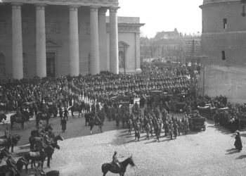Lenkijos kariuomenė Vilniaus Katedros aikštėje 1919 04