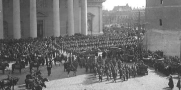 Lenkijos kariuomenė Vilniaus Katedros aikštėje 1919 04