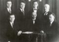 Lietuvių mokslo draugijos valdyba. Sėdi iš kairės: Povilas Karazija – knygininkas, Marcelinas Šikšnys – pirmininkas, Danielius Alseika – iždininkas, Stovi iš kairės: Adomas Juškevičius, Stasys Matjošaitis – sekretorius, Bronius Untulis ir Jurgis Šlapelis – abu vicepirmininkai. 1931 m. – J. Cicėnas, Vilnius tarp audrų, Vilnius, 2010, įklija