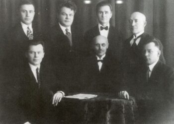 Lietuvių mokslo draugijos valdyba. Sėdi iš kairės: Povilas Karazija – knygininkas, Marcelinas Šikšnys – pirmininkas, Danielius Alseika – iždininkas, Stovi iš kairės: Adomas Juškevičius, Stasys Matjošaitis – sekretorius, Bronius Untulis ir Jurgis Šlapelis – abu vicepirmininkai. 1931 m. – J. Cicėnas, Vilnius tarp audrų, Vilnius, 2010, įklija