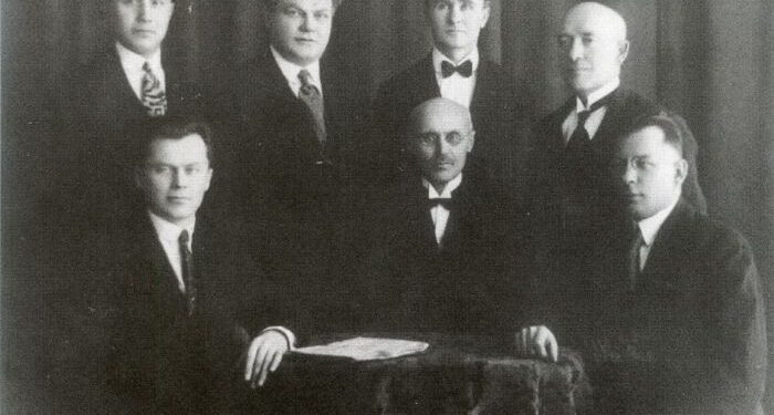 Lietuvių mokslo draugijos valdyba. Sėdi iš kairės: Povilas Karazija – knygininkas, Marcelinas Šikšnys – pirmininkas, Danielius Alseika – iždininkas, Stovi iš kairės: Adomas Juškevičius, Stasys Matjošaitis – sekretorius, Bronius Untulis ir Jurgis Šlapelis – abu vicepirmininkai. 1931 m. – J. Cicėnas, Vilnius tarp audrų, Vilnius, 2010, įklija