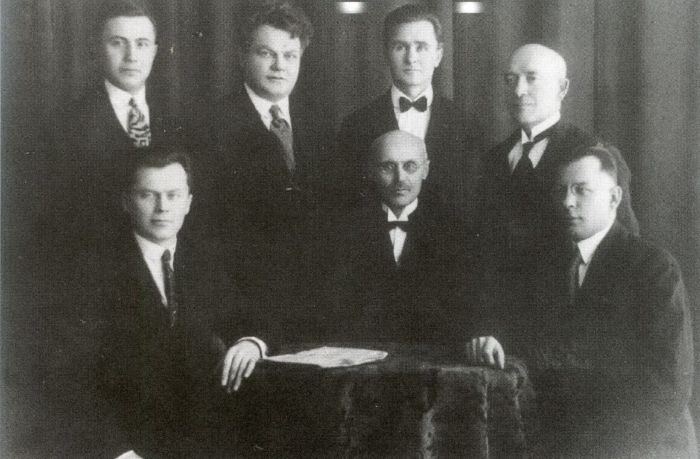 Lietuvių mokslo draugijos valdyba. Sėdi iš kairės: Povilas Karazija – knygininkas, Marcelinas Šikšnys – pirmininkas, Danielius Alseika – iždininkas, Stovi iš kairės: Adomas Juškevičius, Stasys Matjošaitis – sekretorius, Bronius Untulis ir Jurgis Šlapelis – abu vicepirmininkai. 1931 m. – J. Cicėnas, Vilnius tarp audrų, Vilnius, 2010, įklija