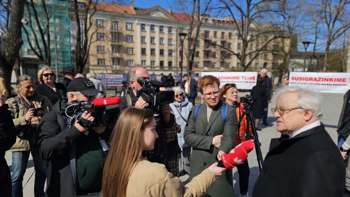 Mitingas „Liaukitės persekioti lietuvių kalbos gynėjus! Šalin rankas nuo A. Valotkos ir lietuvių kalbos!“ 