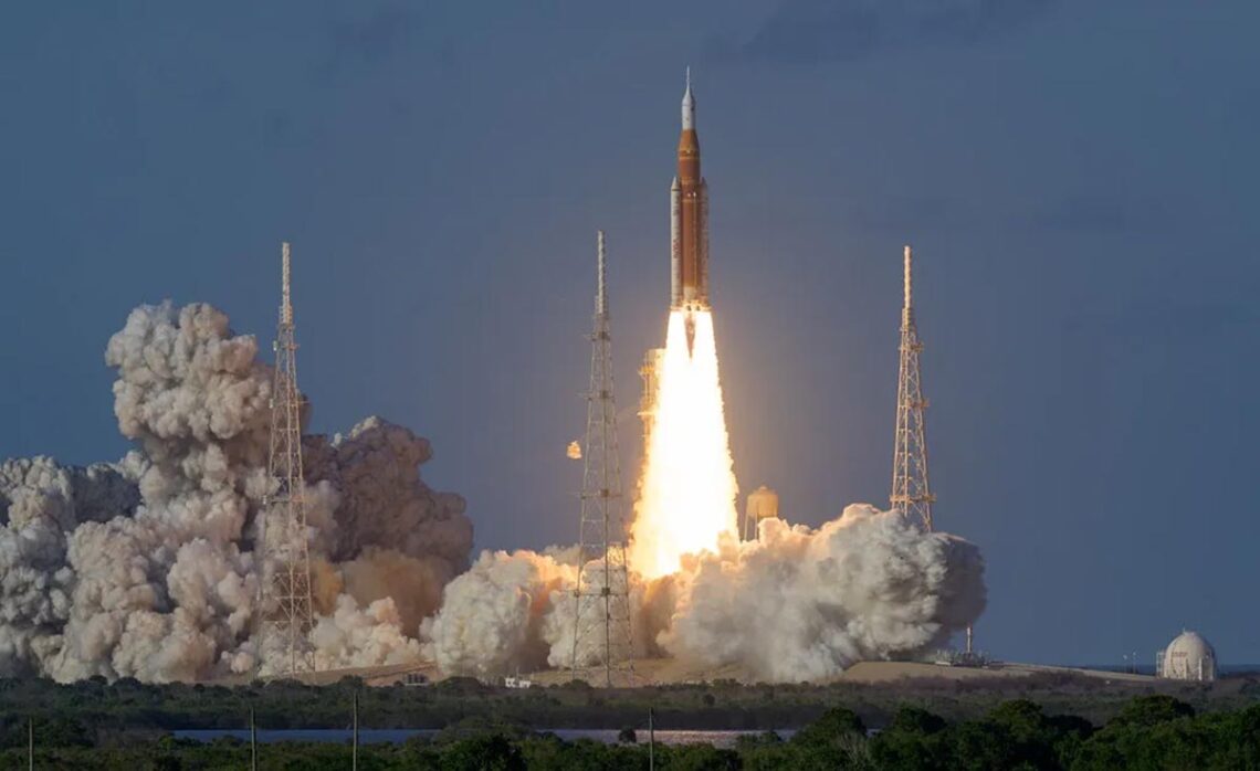 Artemis II raketos startas – SLS iškelia Orion erdvėlaivį su astronautais