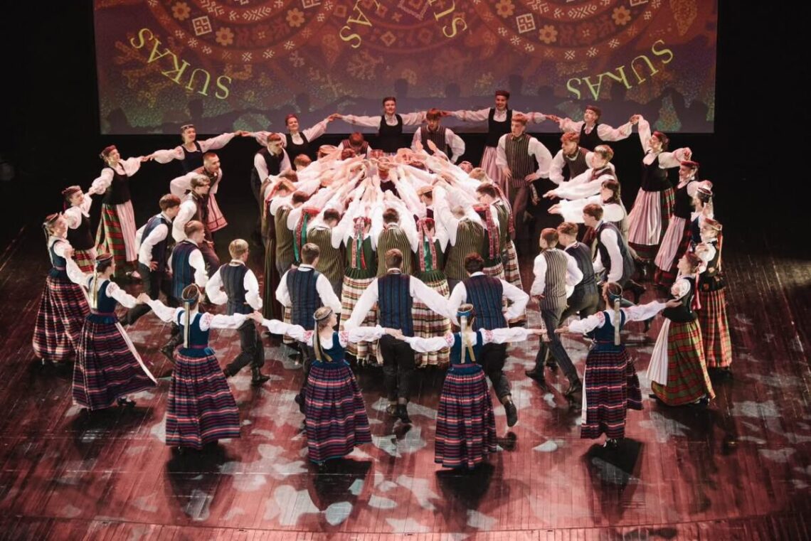 Plungės kultūros centro vaikų ir jaunimo liaudiškų šokių studija „Suvartukas“