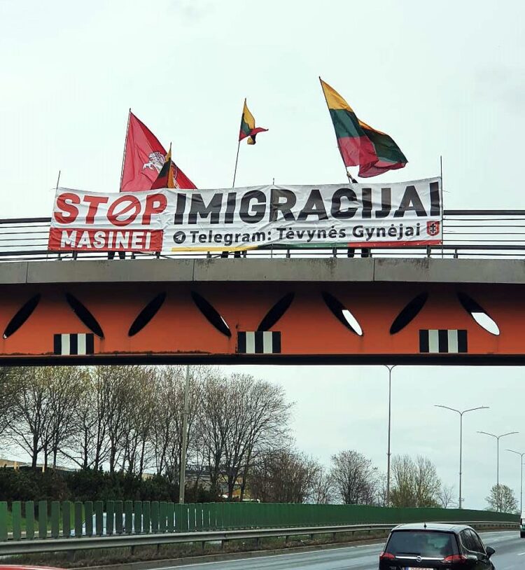 Protesto akcijos dalyviai iškėlė plakatą „Stop masinei imigracijai“ ant Tūkstantmečio gatvėje esančio pėsčiųjų tilto