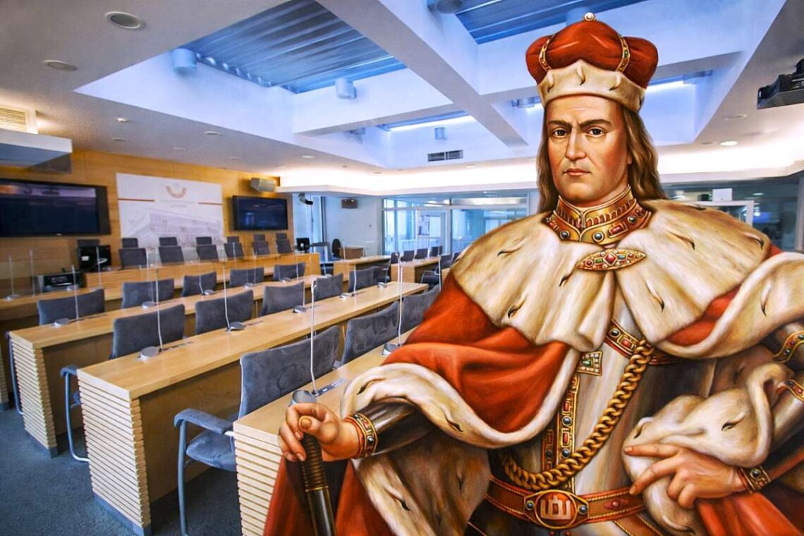Vytauto Didžiojo atvaizdas pirmame plane, fone – Lietuvos Respublikos Seimo spaudos konferencijų salė