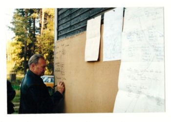 R. J. Klimas pildo genealogijos medį, matosi E. Danilevičienės paruoštas demarkacinės linijos brėžinys