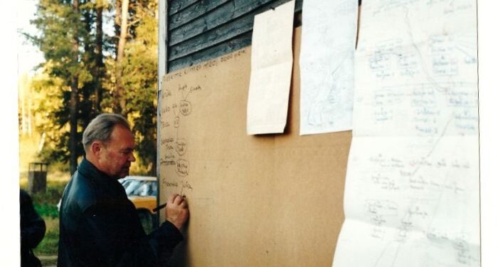 R. J. Klimas pildo genealogijos medį, matosi E. Danilevičienės paruoštas demarkacinės linijos brėžinys