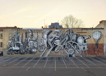 KTU centrinių rūmų kieme įrengtas mokslo aukštumas simbolizuojantis meno kūrinys