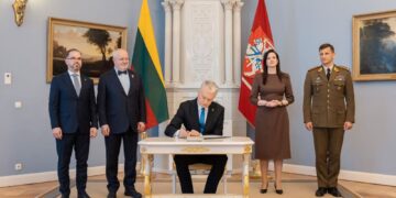 Įstatymo pasirašymas