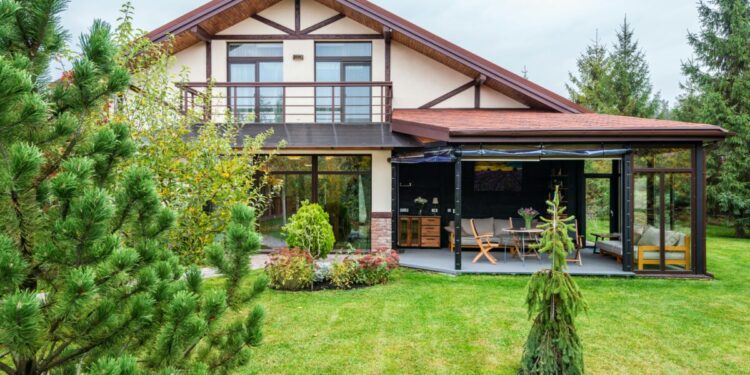 Privatus namas su langais ir terasa, apsaugotas nuo uodų tinkleliais