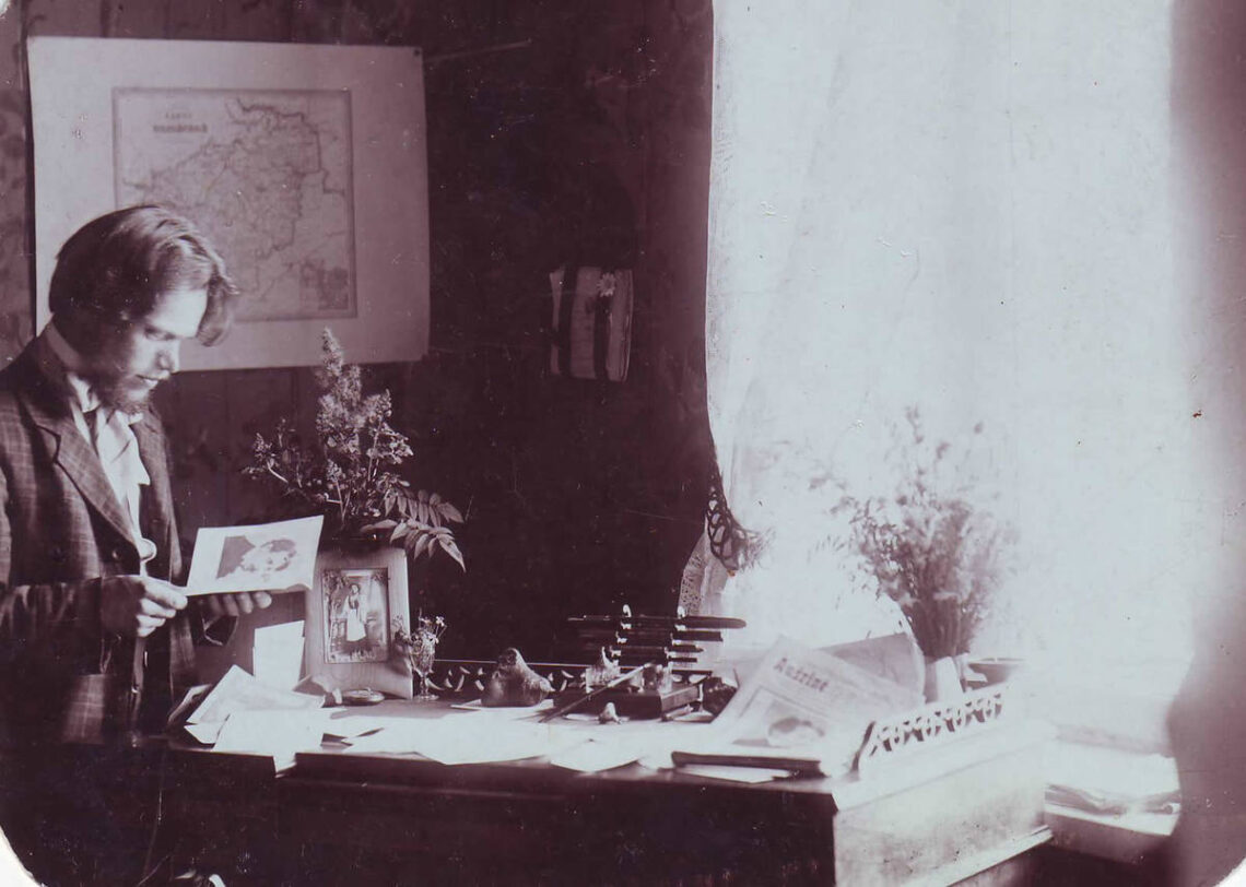 Laikraščio „Aušrinė“ sumanytojas ir redaktorius Stasys Šilingas prie darbo stalo. Bagaslaviškis, Lietuva, apie 1911 m.