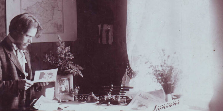 Laikraščio „Aušrinė“ sumanytojas ir redaktorius Stasys Šilingas prie darbo stalo. Bagaslaviškis, Lietuva, apie 1911 m.
