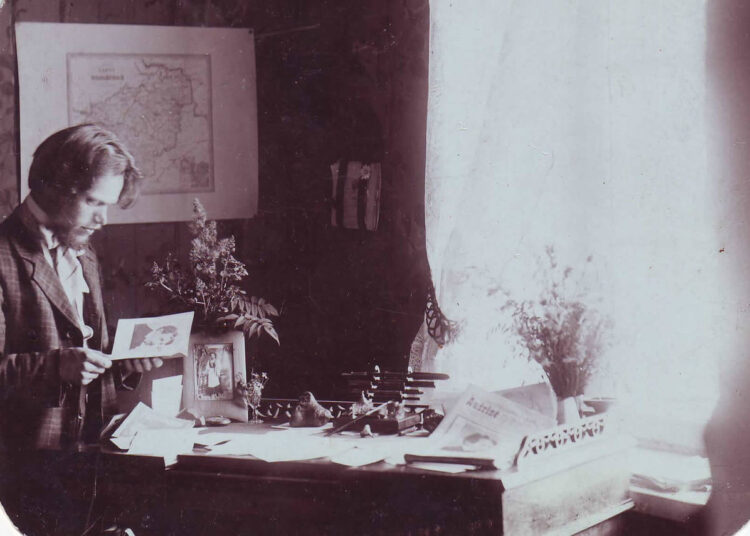 Laikraščio „Aušrinė“ sumanytojas ir redaktorius Stasys Šilingas prie darbo stalo. Bagaslaviškis, Lietuva, apie 1911 m.