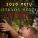 Maža mergaitė apglėbusi storą medį
