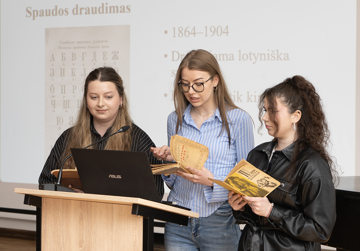 praktinę konferenciją „Turėti laisvę – tai turėti atmintį“ 