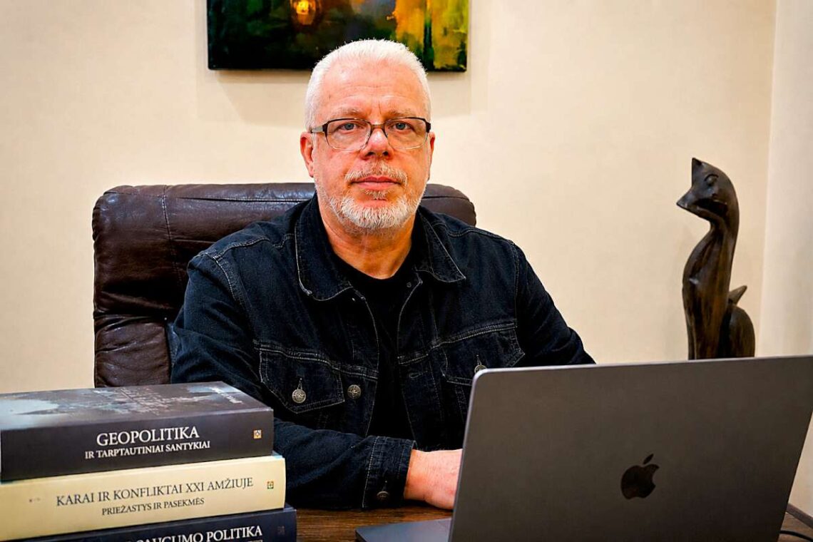 Kastytis Braziulis prie darbo stalo geopolitikos temų aplinkoje