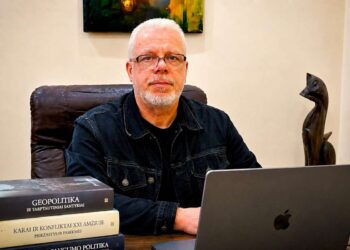 Kastytis Braziulis prie darbo stalo geopolitikos temų aplinkoje