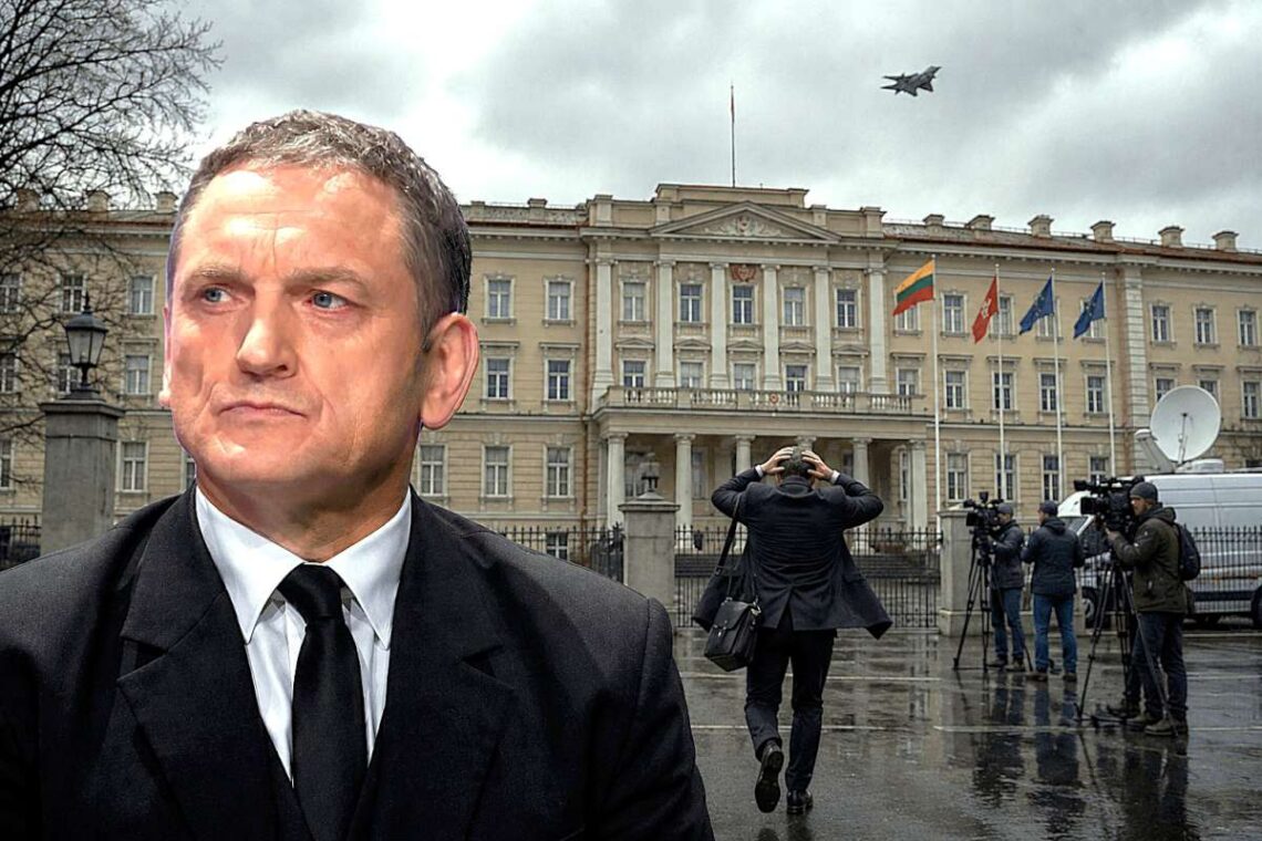 S. Buškevičius prie Krašto apsaugos ministerijos pastato niūriame karinės įtampos fone