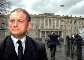 S. Buškevičius prie Krašto apsaugos ministerijos pastato niūriame karinės įtampos fone
