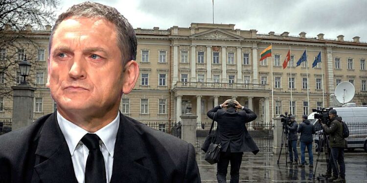 S. Buškevičius prie Krašto apsaugos ministerijos pastato niūriame karinės įtampos fone